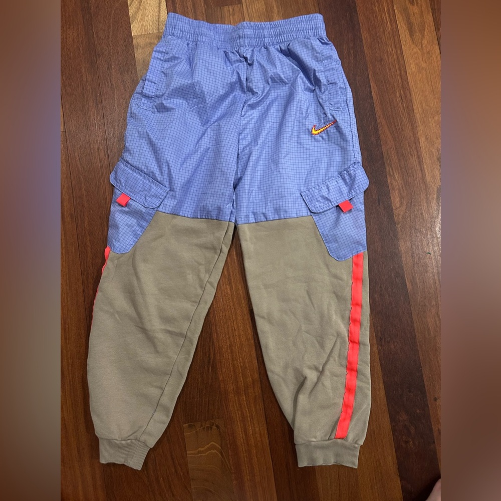 Nike Kids Outdoor Play Loose Fit Pants light thistle and khaki Size Large
